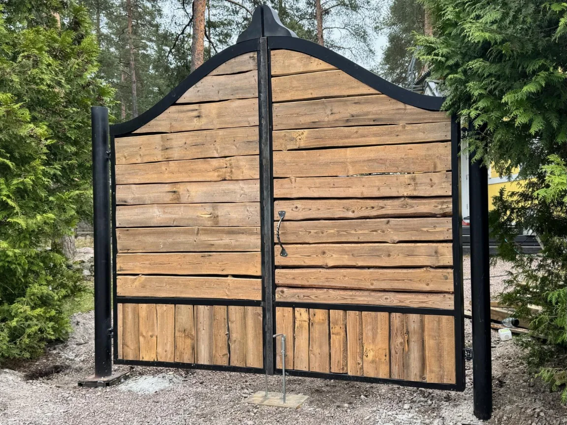 Pulverimaalattu alumiinikalteri suomalaisen ikkunan edessä